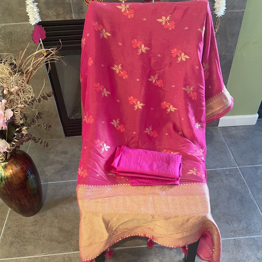 Gorgeous Shimmer  Georgette Floral Woven Saree n Bp